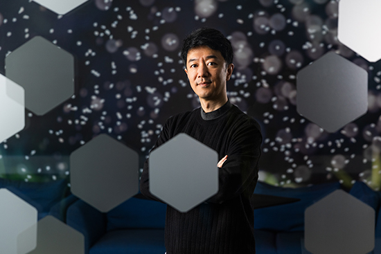 Portrait of Kiwoong Nam with his arms crossed on his chest. Photo: Ville Rinne.