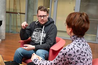 Aktori Markus Pietilä ja mentori Jaana Severidt  